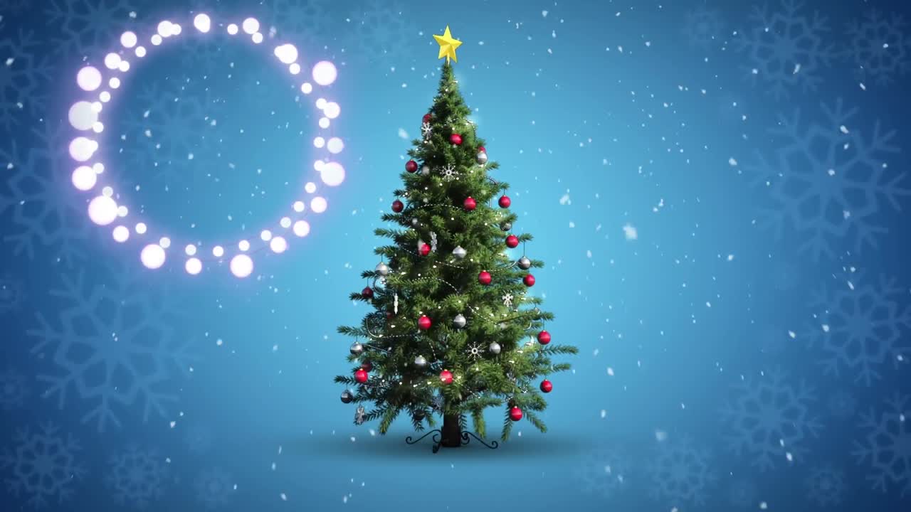 Luci decorative brillanti con fiocchi di neve che cadono su un albero di Natale che gira su sfondo blu.
