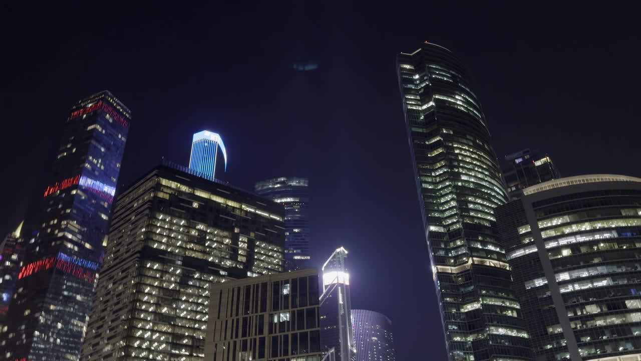 horizonte nocturno de la ciudad con rascacielos iluminados