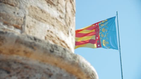 Toma-En-Cámara-Lenta-De-La-Bandera-De-La-Ciudad-De-Valencia-En-España-En-Cámara-Lenta