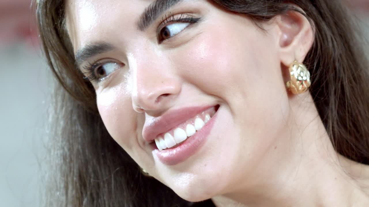 fotografía facial de un modelo de moda sonriente con pendientes de oro