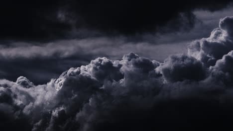 Sturmaufhellung-In-Dicken,-Dunklen-Wolken