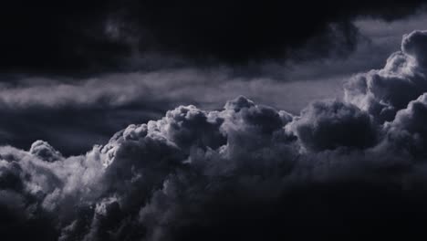 Iluminación-De-Tormenta-En-Nubes-Espesas-Y-Oscuras