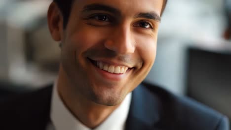 retrato de un hombre de negocios sonriente