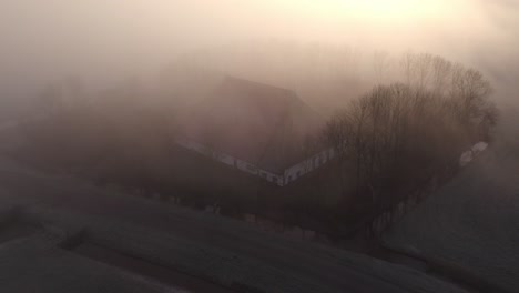 낮은 아침 안개 동안 friesland 시골에서 전통적인 네덜란드 농장 건물, 공중