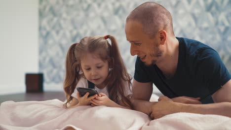 cu, rastreo: una niña bonita con cabello rubio