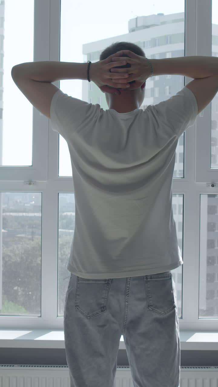 hombre relajándose en la ventana