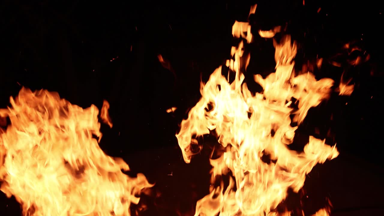 Coreografia dinamica di fuoco ardente con scintille e drammaticità