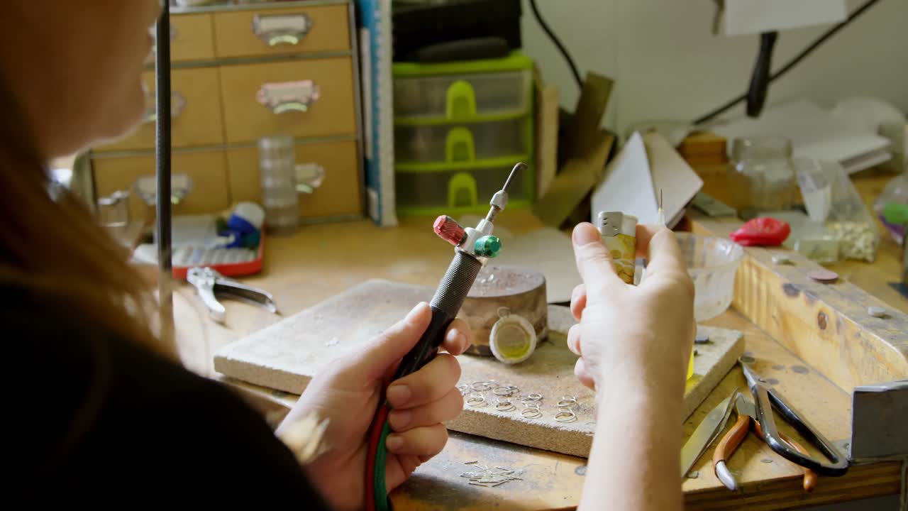 4k 워크 ⁇ 에서 일하는 보석 디자이너