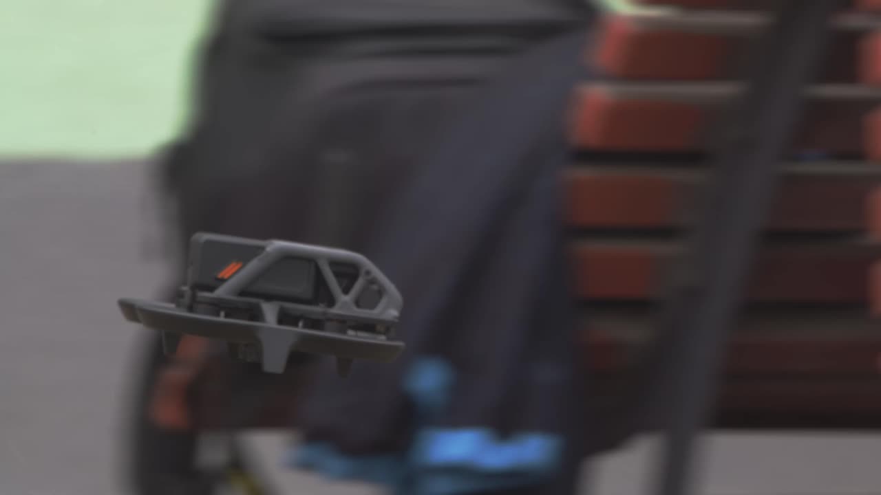 dji avata fpv 무인 항공기가 다양한 장애물을 통과하고 앞으로 날아갑니다.