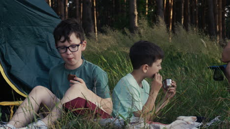 familia acampando en el bosque