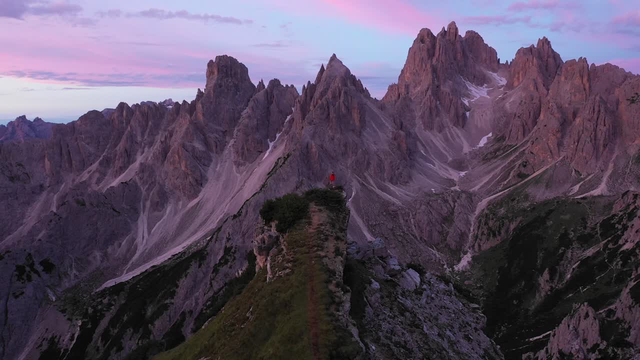 hermosa vista del amanecer en los dolomitas italianos
