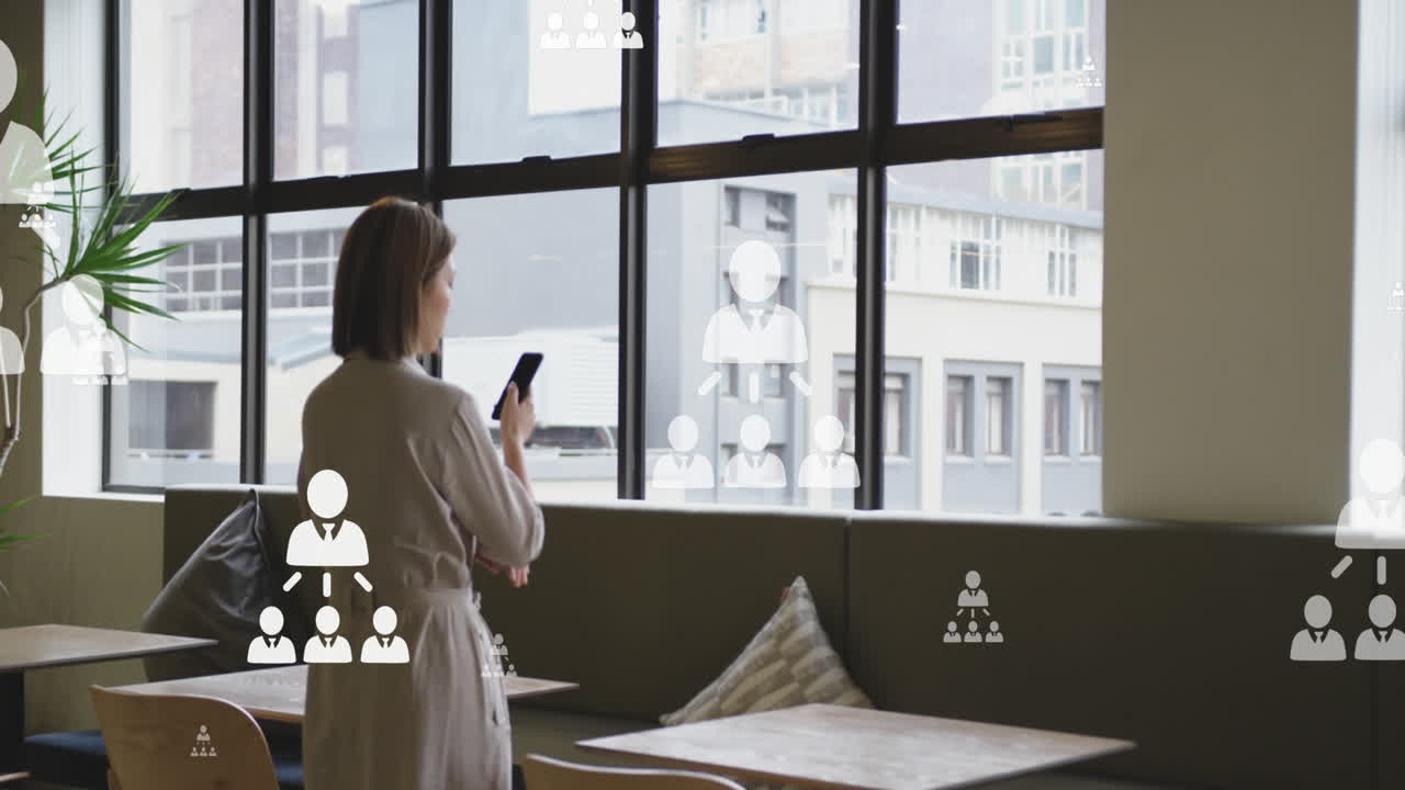 анимация нескольких икон профилей, плавающих против азиатской женщины, использующей смартфон в офисе.