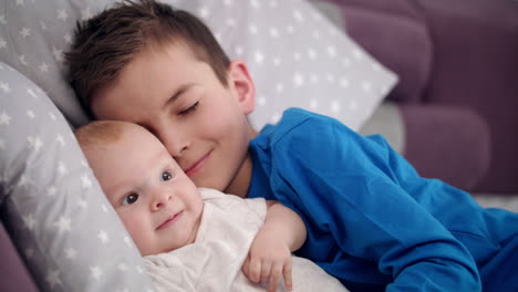 hermanos durmiendo juntos. niño tocando niño adorable. ternura encantadora