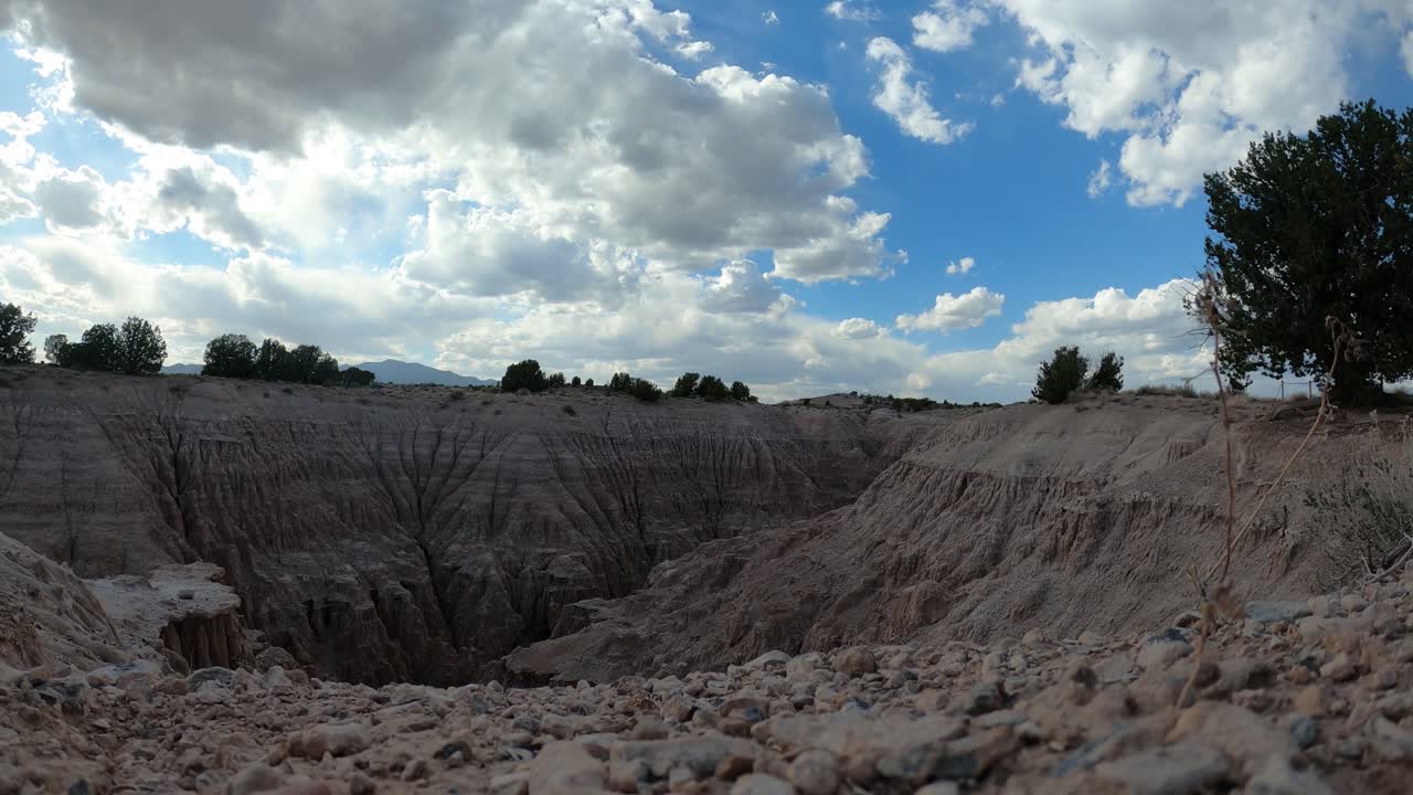 lapso de tiempo de las nubes moviéndose sobre el cañón seco en el parque estatal de la garganta de la catedral nevada usa