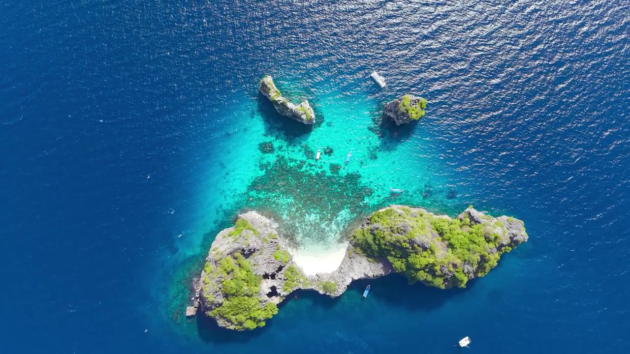 Ripresa aerea con drone delle acque turchesi di Koh Haa