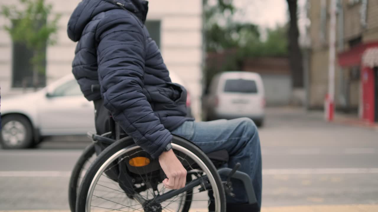 persona con discapacidad física que espera un transporte urbano con una rampa accesible