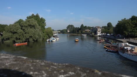 Disparo-Desde-Un-Puente-En-Richmond-Upon-Thames-De-Un-Barco-De-Canal-Alejándose