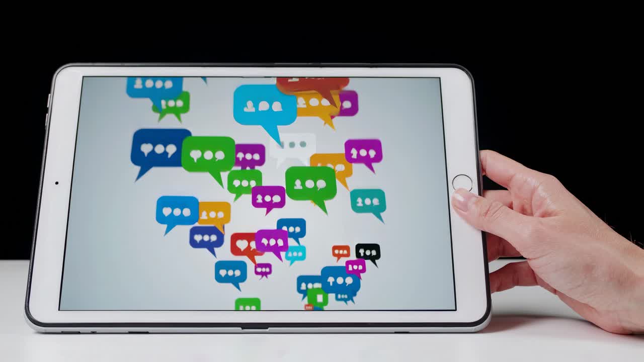소셜 미디어 알림과 함께 태블릿 화면을 손으로 만지는 것