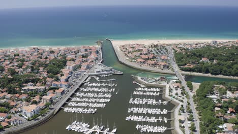 Drohnenaufnahmen-Der-Französischen-Hafenstadt-Capbreton-In-Der-Region-Aquitanien-Im-Süden-Frankreichs