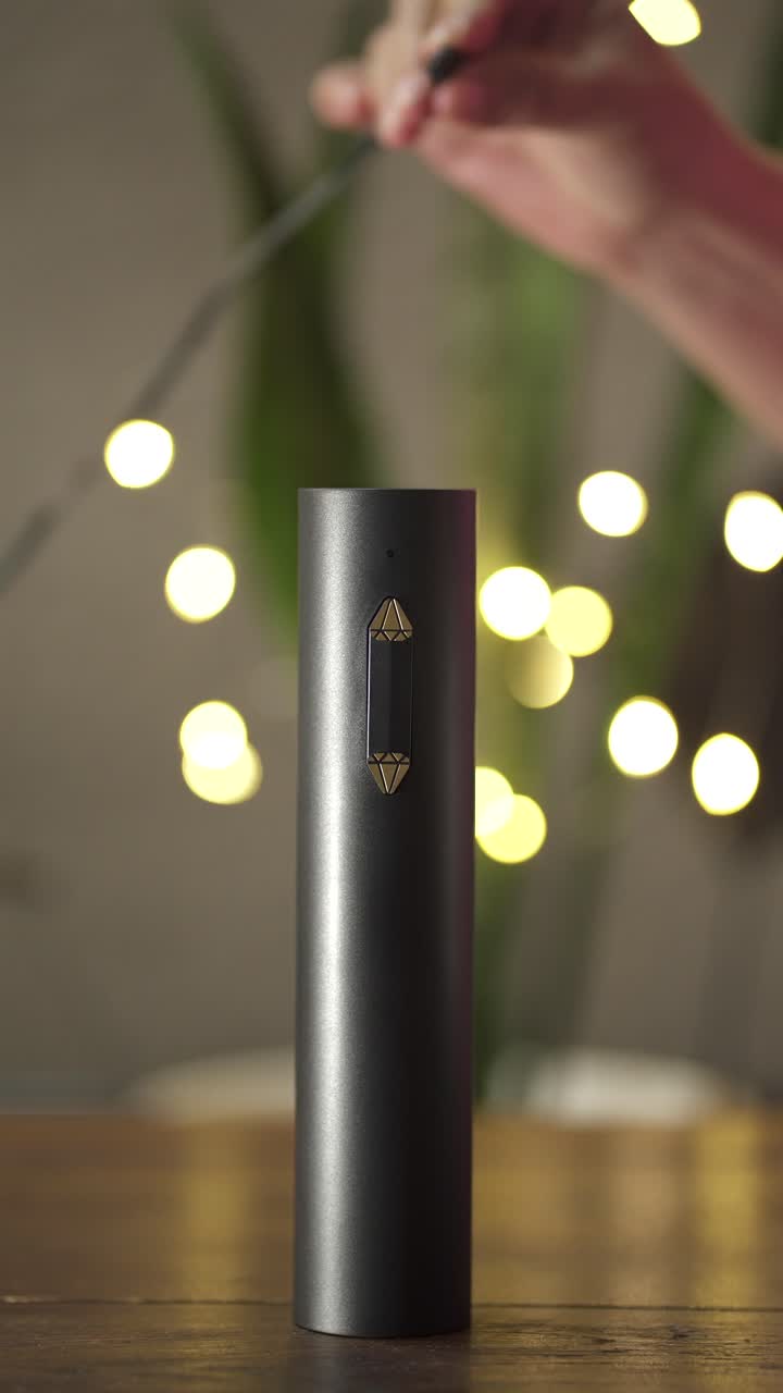 Ouvre-bouteille électrique en charge avec un câble USB-C sur une table dans un intérieur moderne et paisible, statique verticale
