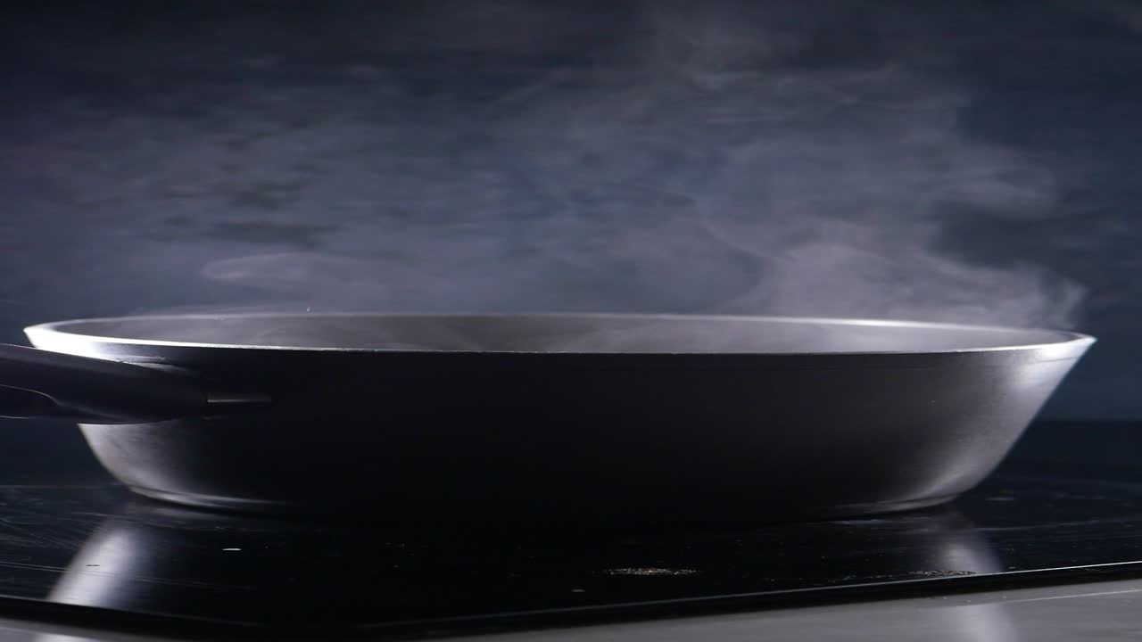 una olla de agua hirviendo en una estufa negra