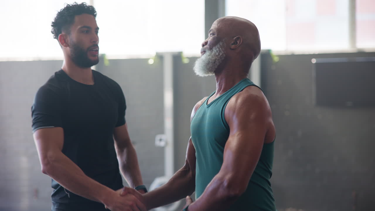 entrenador personal y cliente estrechando la mano después de un entrenamiento exitoso