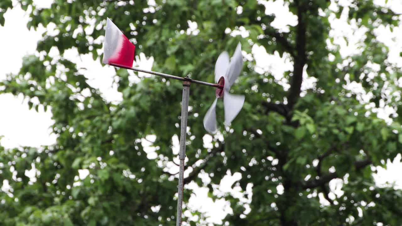 바람이 불면 색 날씨 이 회전합니다.