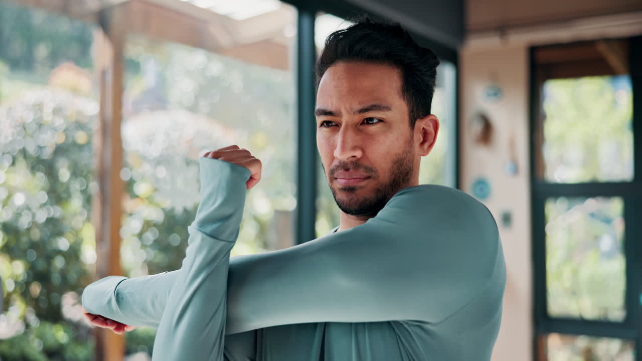 어깨 통증을 검사하는 남자