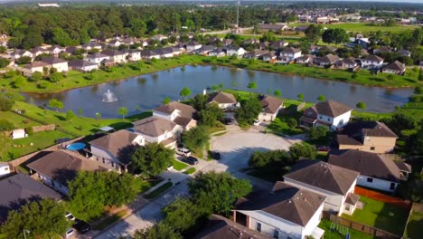 Una-Vista-Aérea-Del-Lago-De-Una-Comunidad-De-Casas,-Ubicada-En-Los-Suburbios,-En-60-Fotogramas