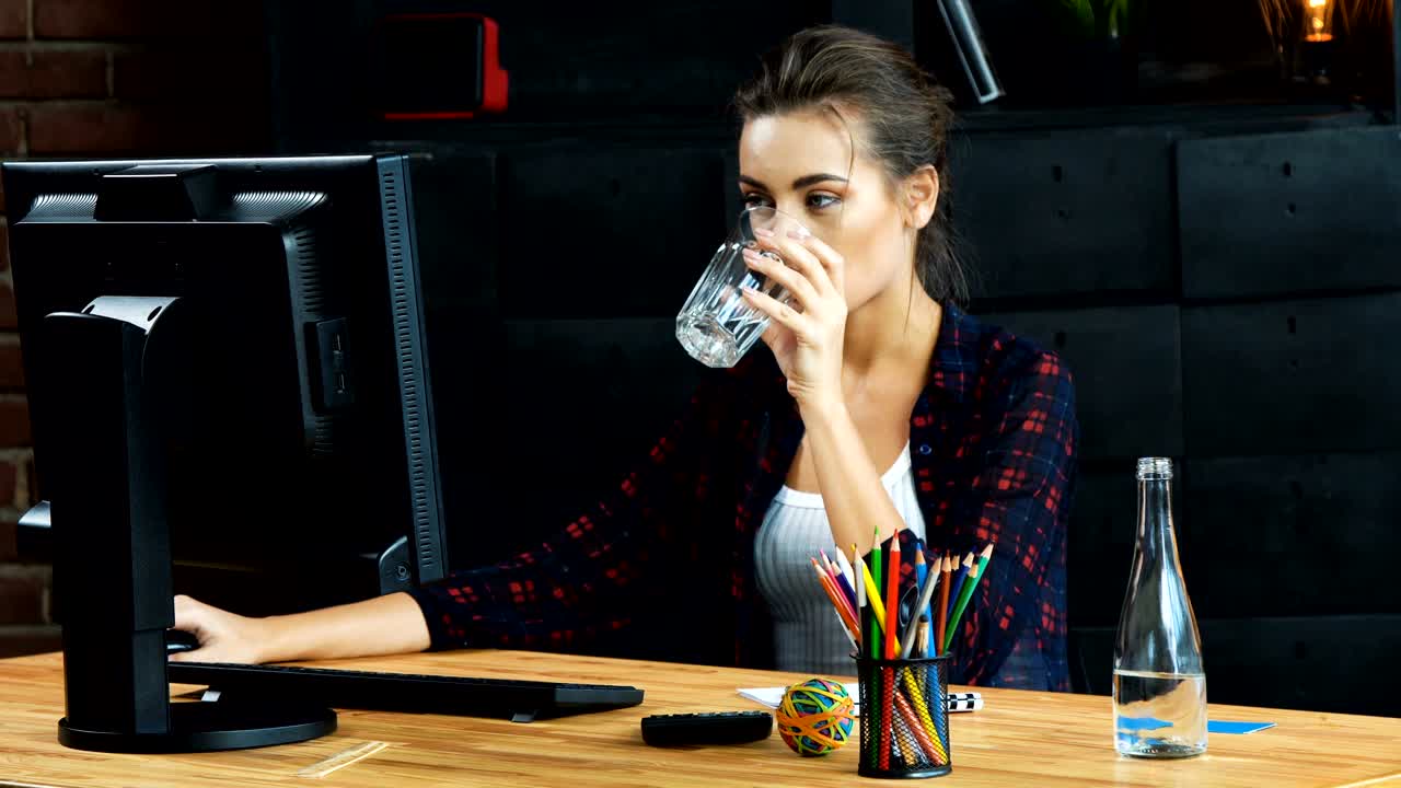 concepto de trabajo en equipo en el fondo de la oficina