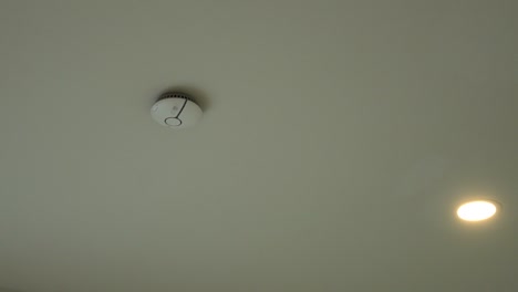 nuevo sensor de humo doméstico moderno, de cerca