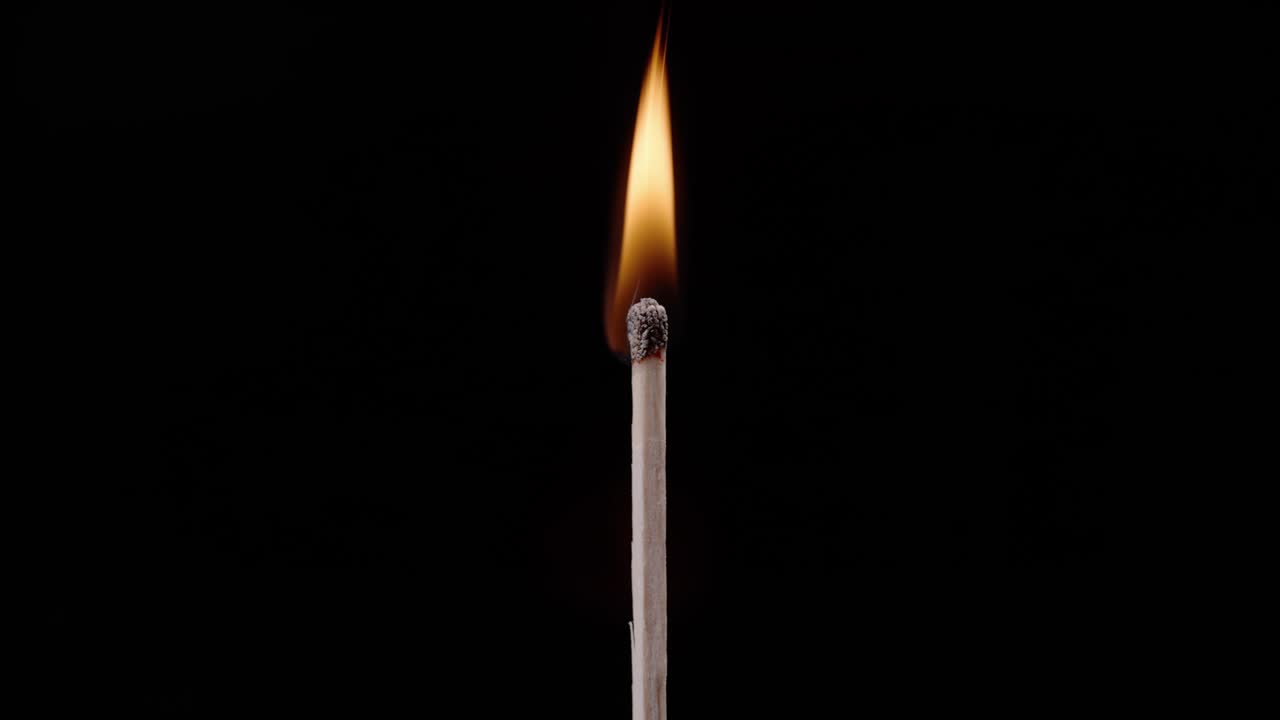 encendido de fósforo con llama ascendente y humo posterior