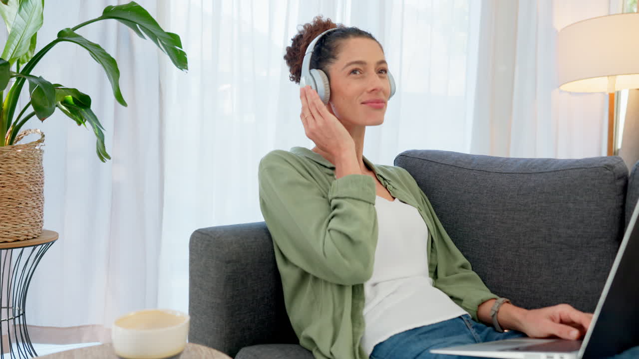 baile, trabajo remoto y mujer con computadora portátil