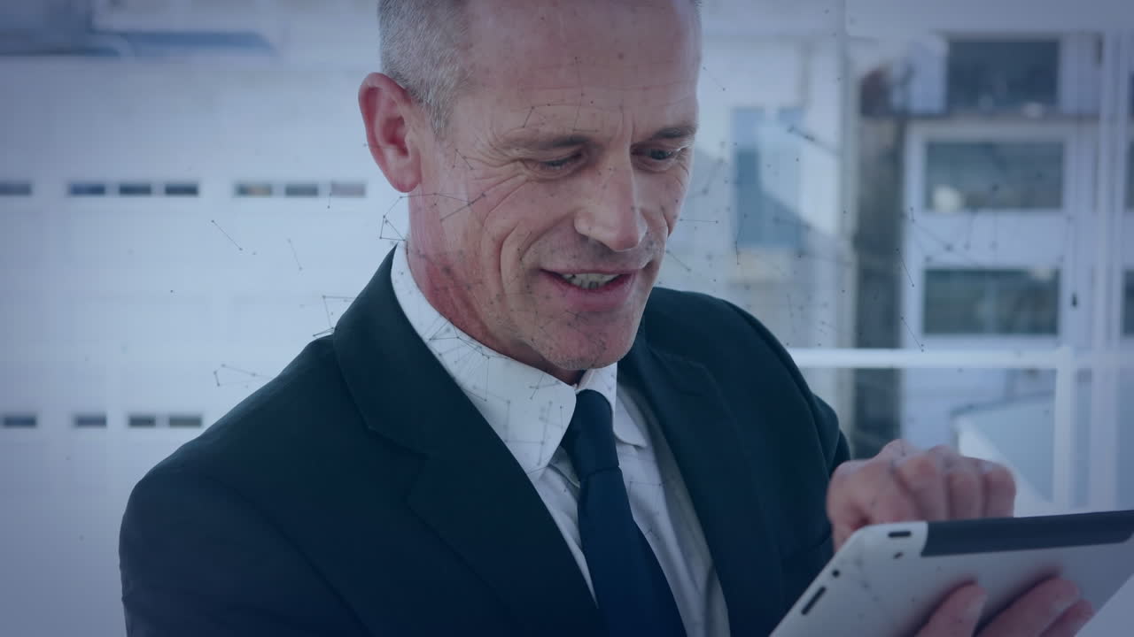 red de conexiones a través de empresario caucásico senior usando tableta digital en la oficina