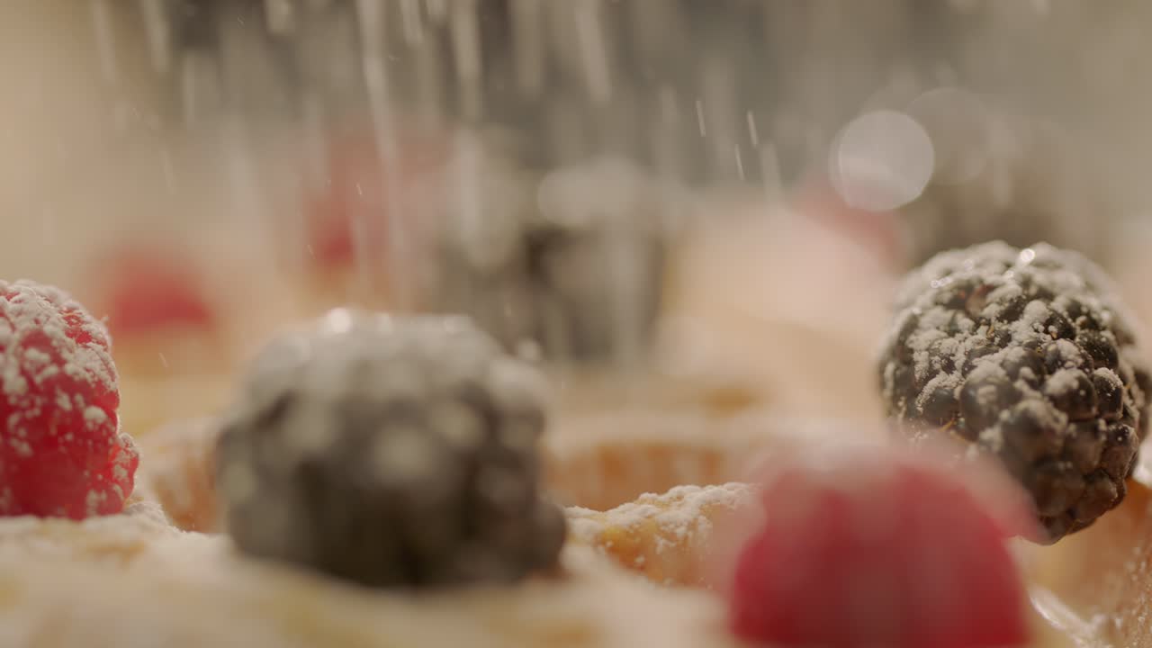 신선 한 과일 와플 에 설탕 가루 가 뿌려지고 있다