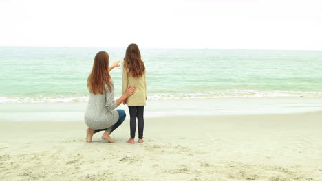 Mutter-Und-Tochter-Schauen-Am-Strand