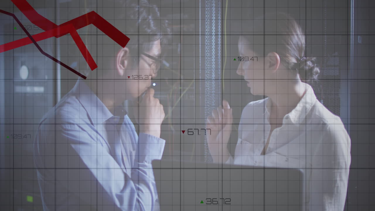 컴퓨터 서버에 의해 노트북으로 다양한 남성과 여성 it 엔지니어에 대한 빨간 선의 애니메이션