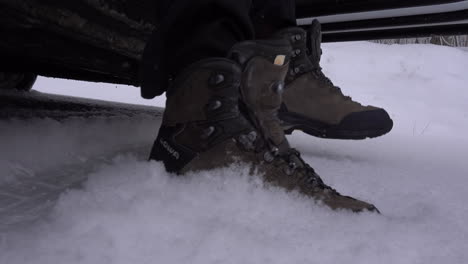 Schuhe-Nahaufnahme-Eines-Mannes,-Der-Im-Ersten-Schnee-Aus-Dem-Auto-Steigt