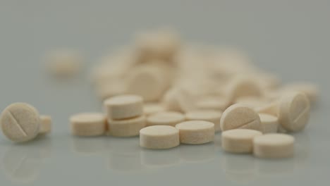 focus rack to bunch of pills on a white surface