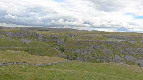 drone acercándose al borde de malham cove, yorkshire dales, inglaterra