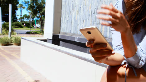 mujer usando teléfono móvil en la ciudad 4k