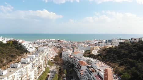 paisaje marino mediterráneo de albufeira, faro, en algarve, portugal - toma aérea panorámica