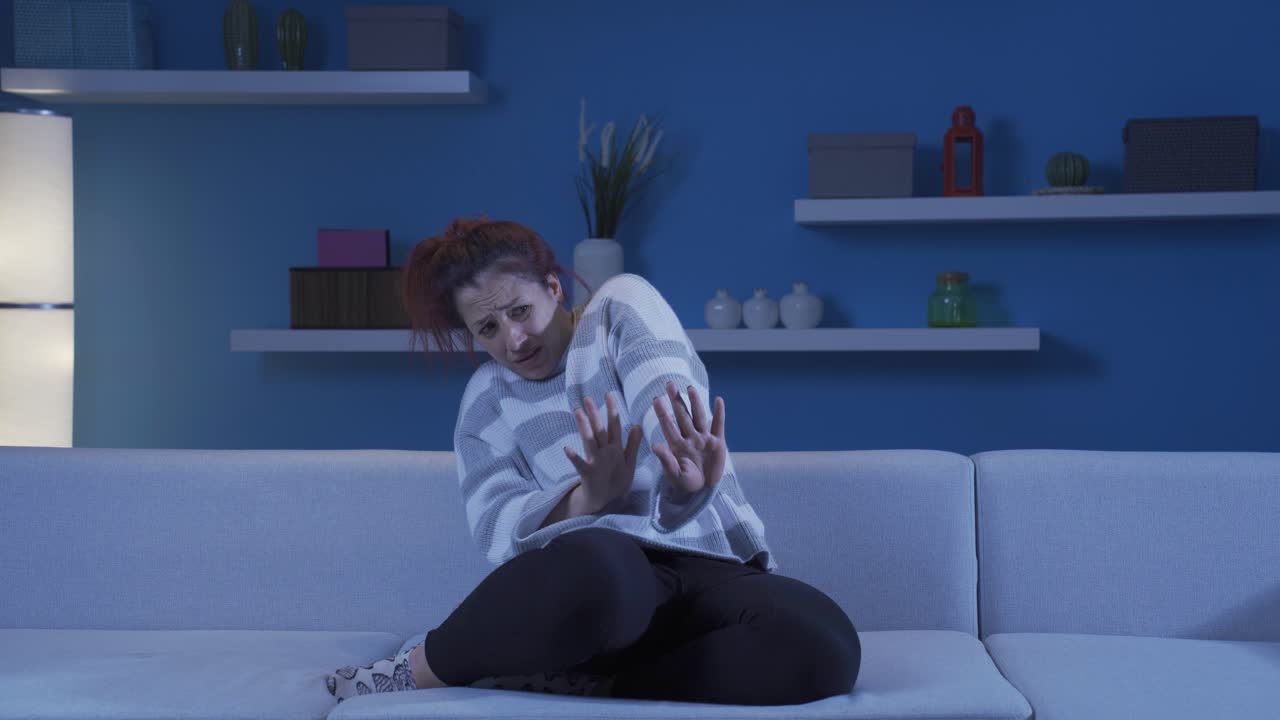 la mujer mentalmente enferma que piensa que alguien viene.