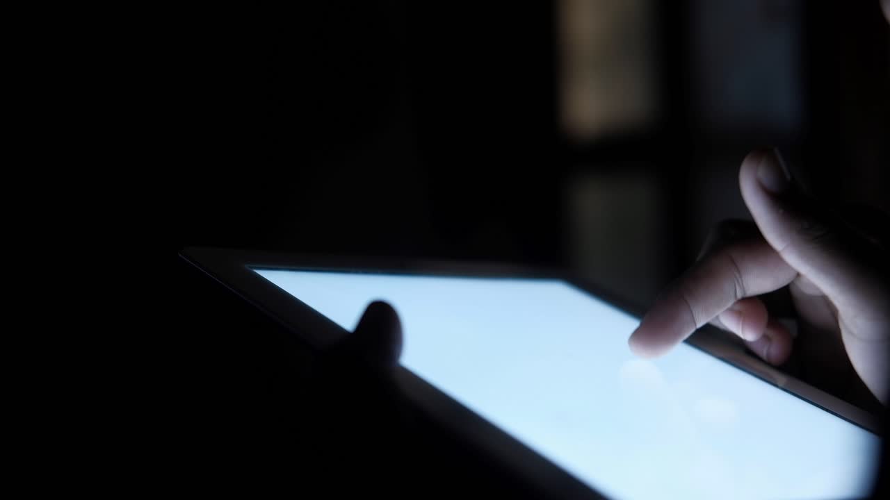 Persona che utilizza un tablet di notte
