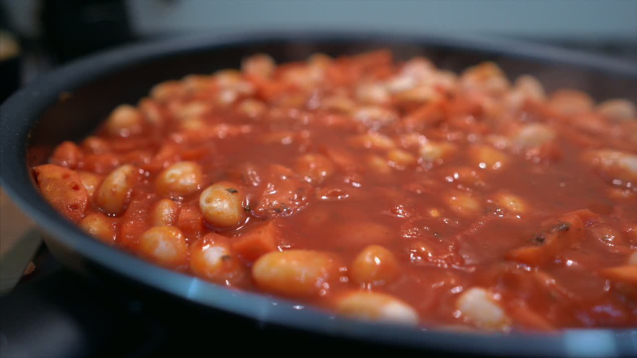 cocción de frijoles en salsa de tomate