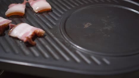 delicioso tocino preparándose en la parrilla, carne sabrosa y jugosa