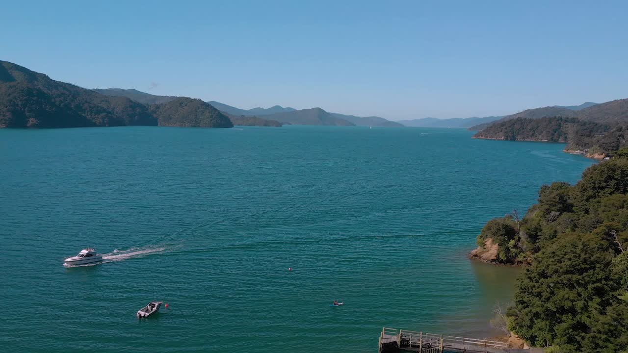 퀸 샬롯 사운드, 말보로 사운드, 뉴질랜드 남섬의 보트와 부두의 공중 전망