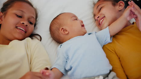 niños, amor y hermanas con su hermano pequeño