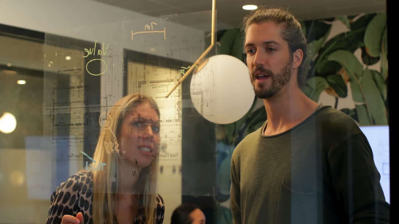 ejecutivos de negocios discutiendo sobre la pared de vidrio en la oficina 4k