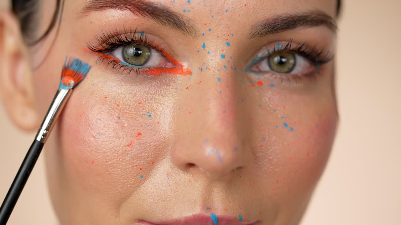 maquillaje creativo de pintura facial